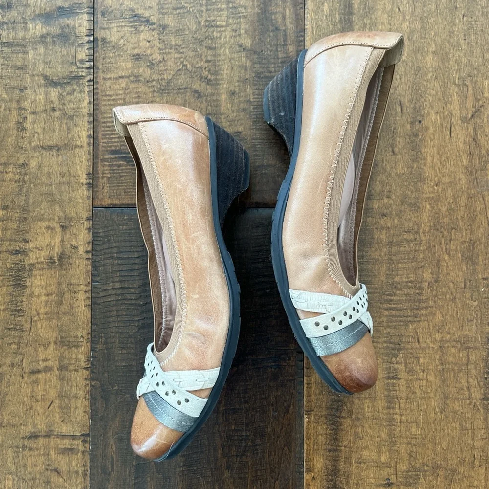 Abeo B.I.O. System Nellie brown leather pumps with round toes, low wedge heels
